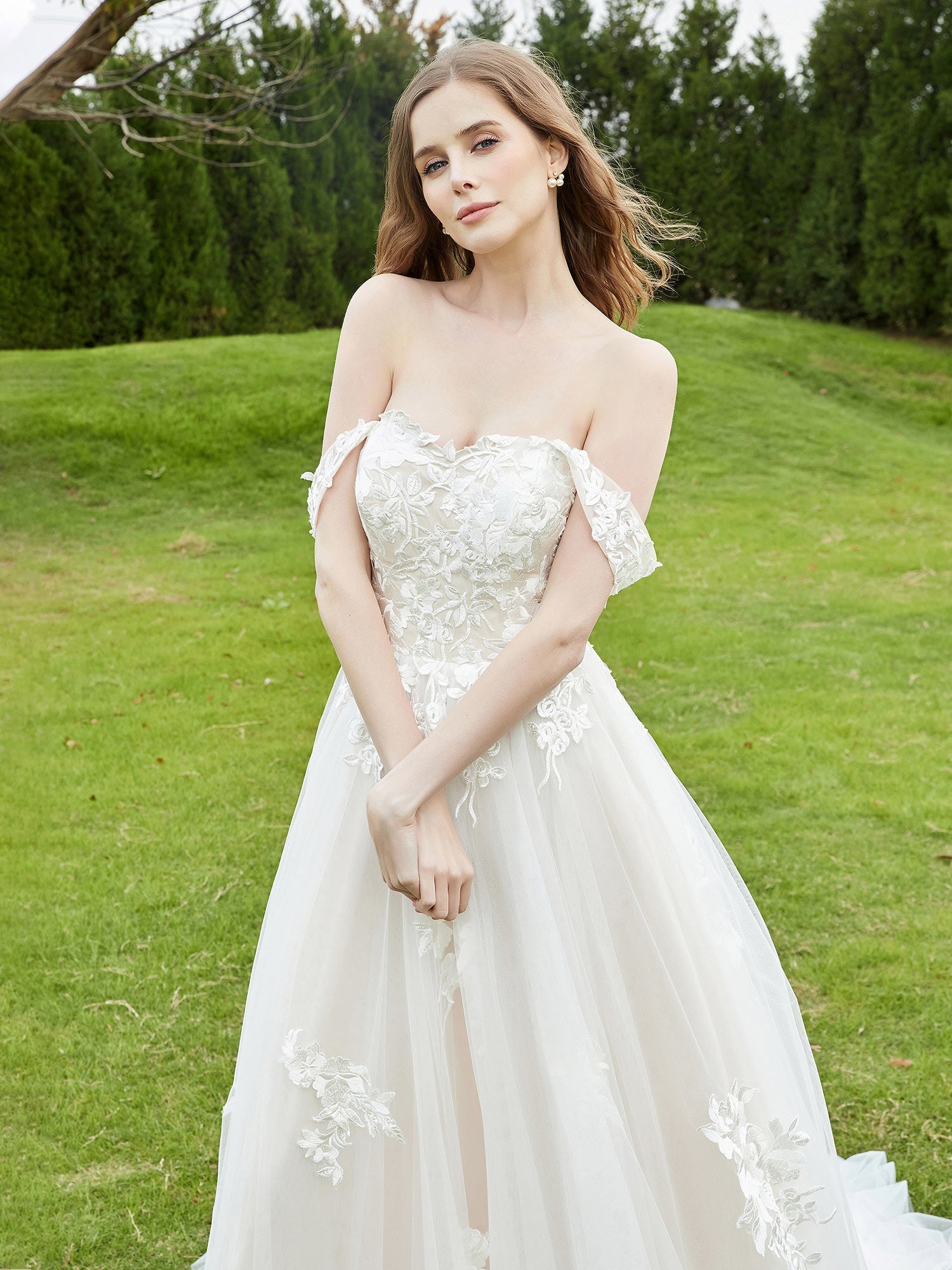 Schulterfreies Spitzenmieder mit Applikationen, Brautkleid – Elfenbein/Champagner