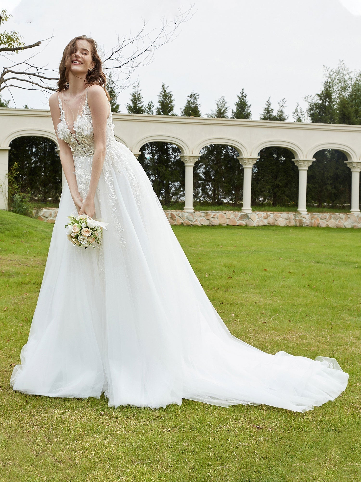 Illusion Brautkleid mit tiefem V-Ausschnitt und Spitzenmieder – Elfenbein 