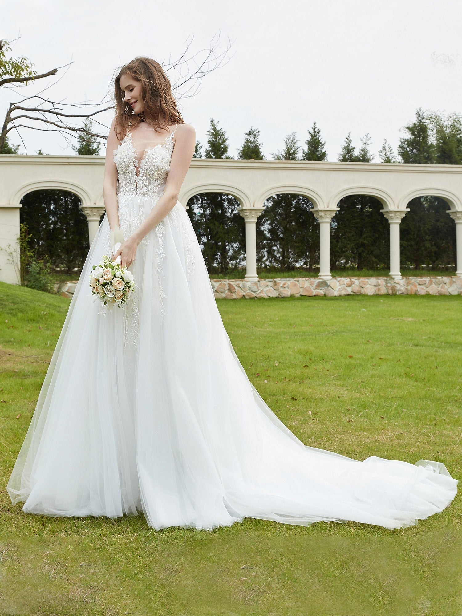 Illusion Brautkleid mit tiefem V-Ausschnitt und Spitzenmieder – Elfenbein 