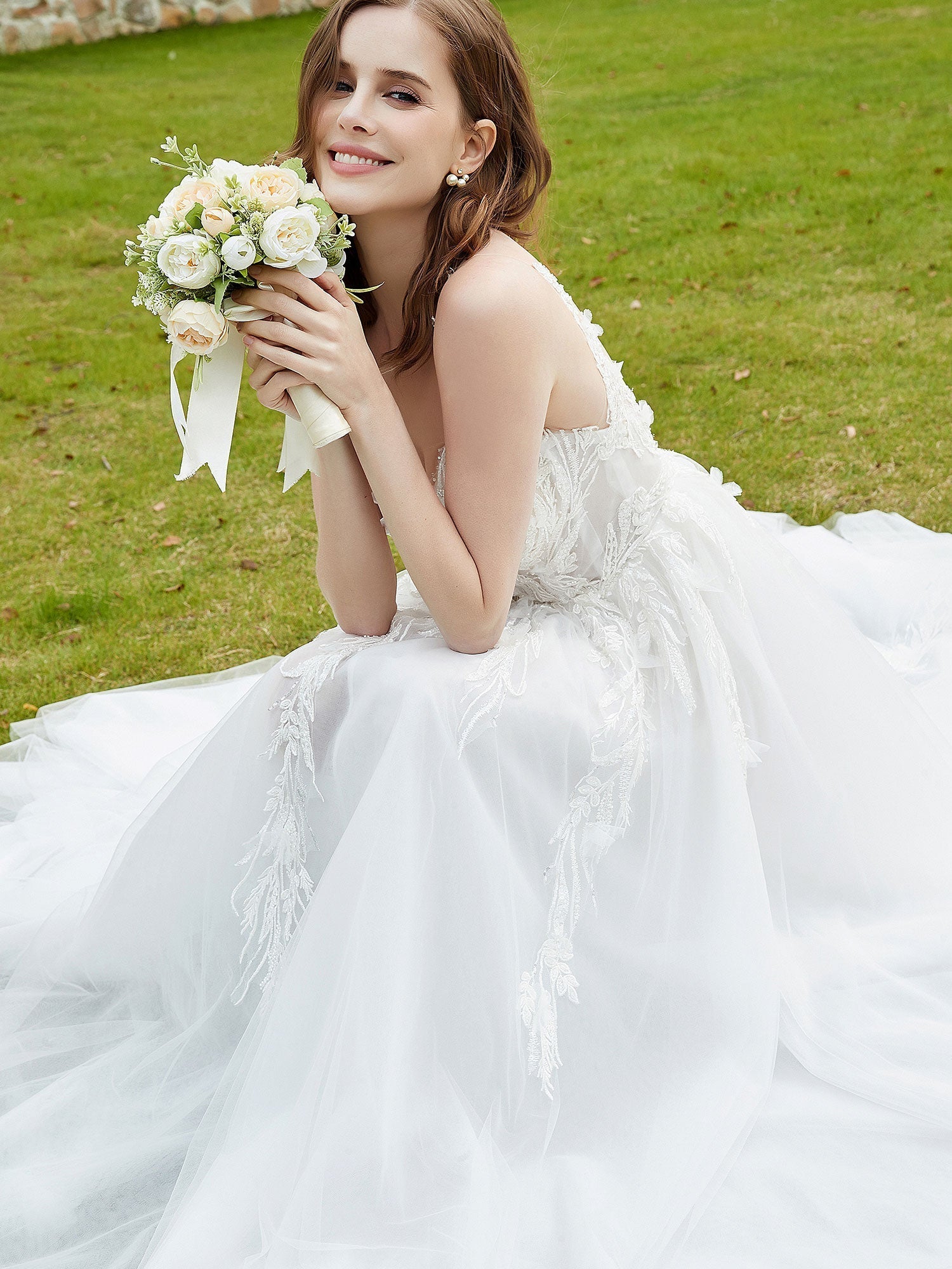 Illusion Brautkleid mit tiefem V-Ausschnitt und Spitzenmieder – Elfenbein 