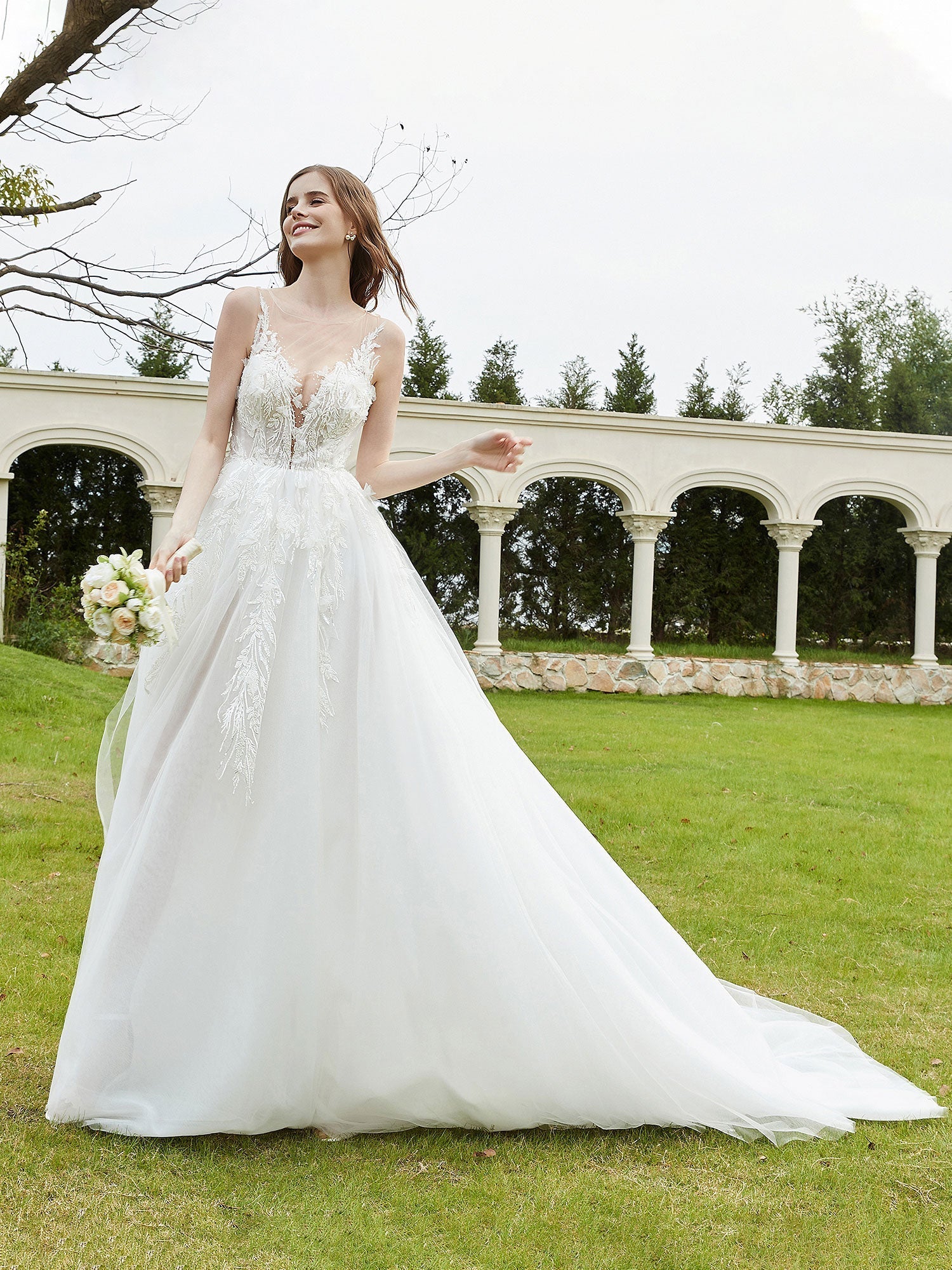 Illusion Brautkleid mit tiefem V-Ausschnitt und Spitzenmieder – Elfenbein 