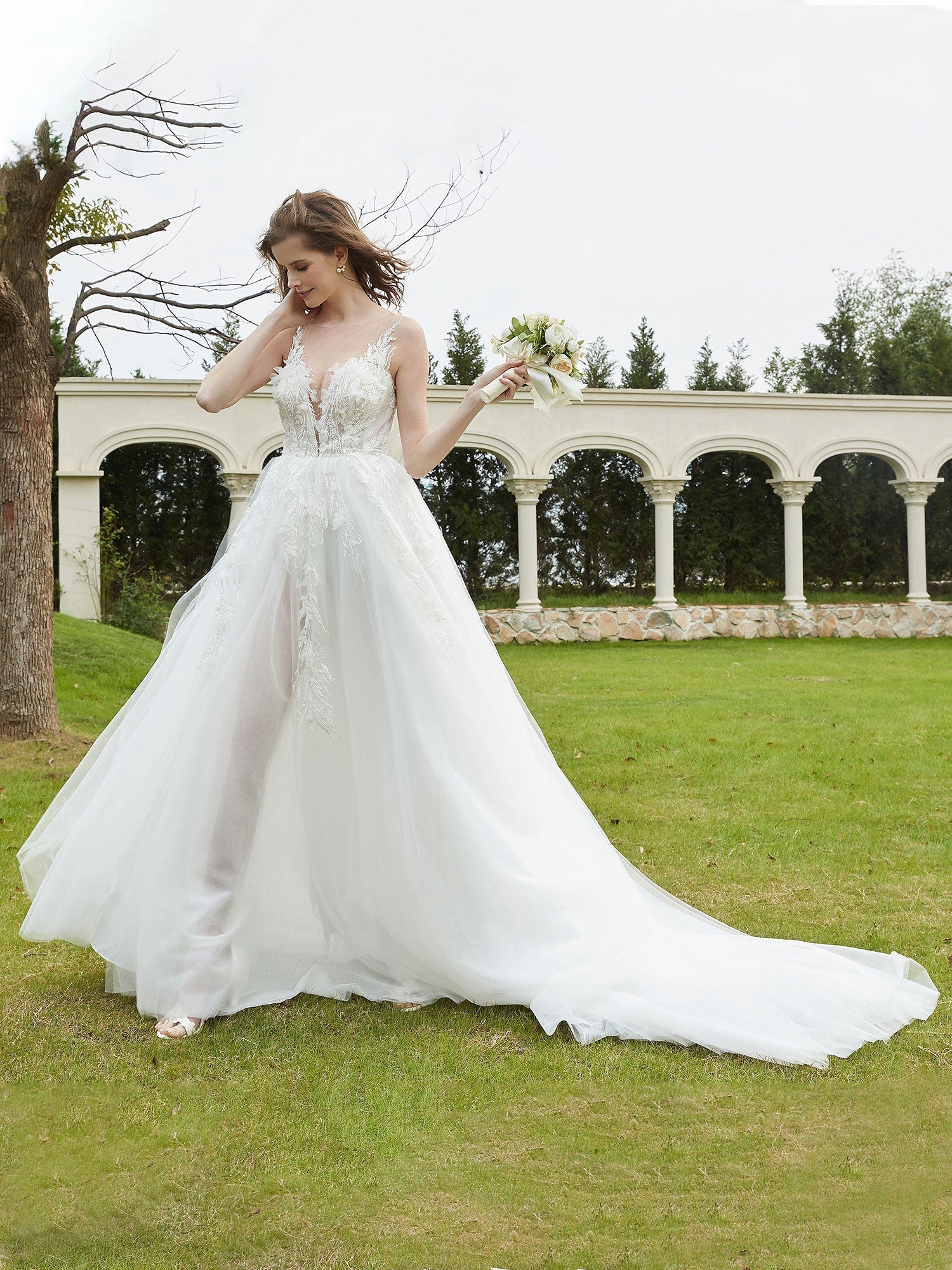 Illusion Brautkleid mit tiefem V-Ausschnitt und Spitzenmieder – Elfenbein 