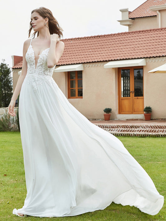 Vestido de novia color marfil con escote en V pronunciado y apliques de corte A