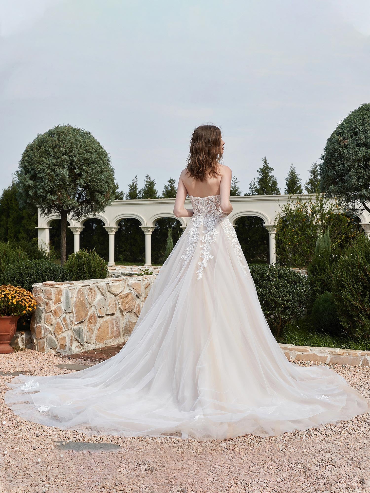 Sweetheart Appliques Beads Decor Chapel Train Bridal Dress Champagne Bridal Gowns Wedding Dresses