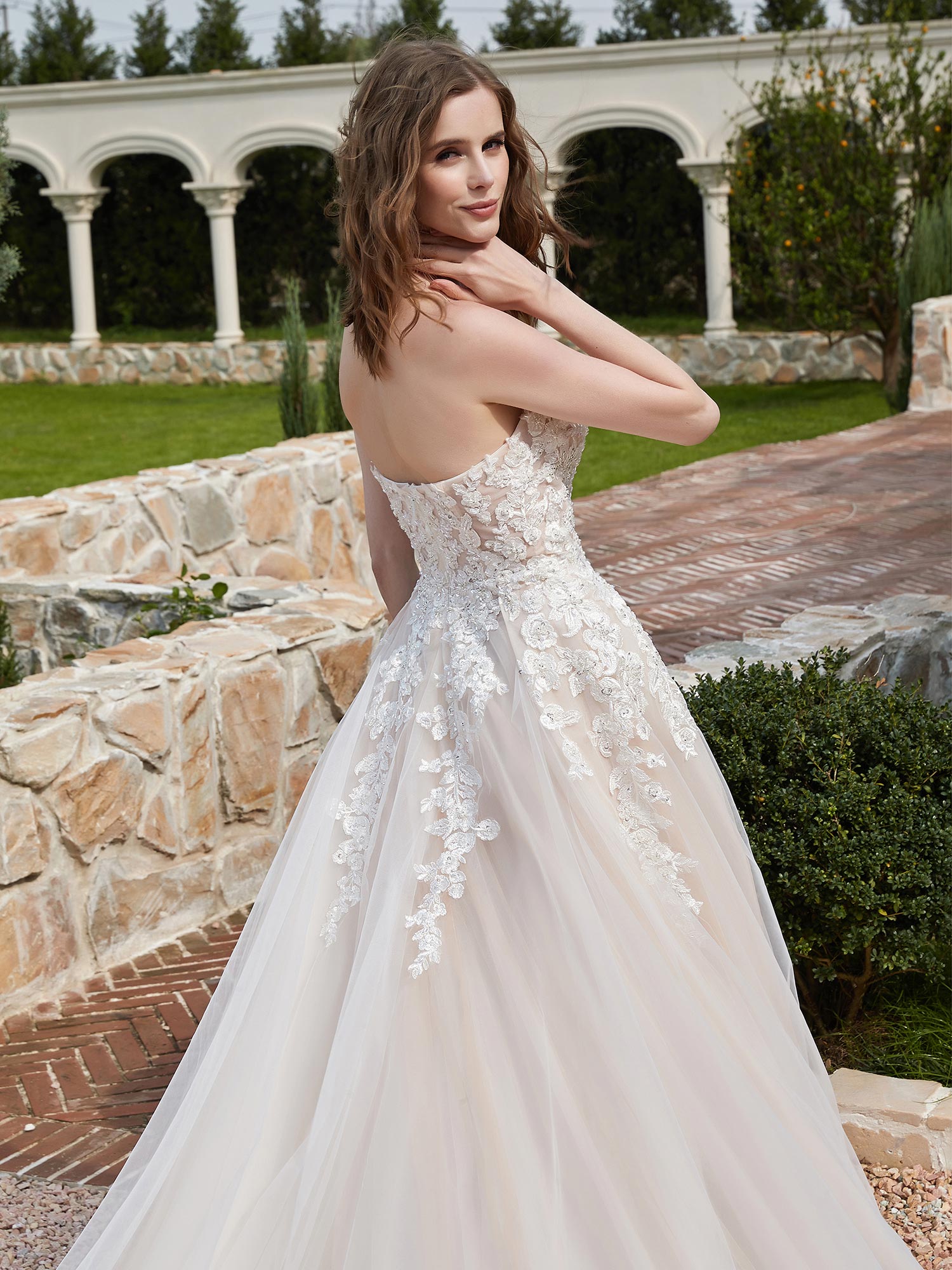 Sweetheart Appliques Beads Decor Chapel Train Bridal Dress Champagne Bridal Gowns Wedding Dresses
