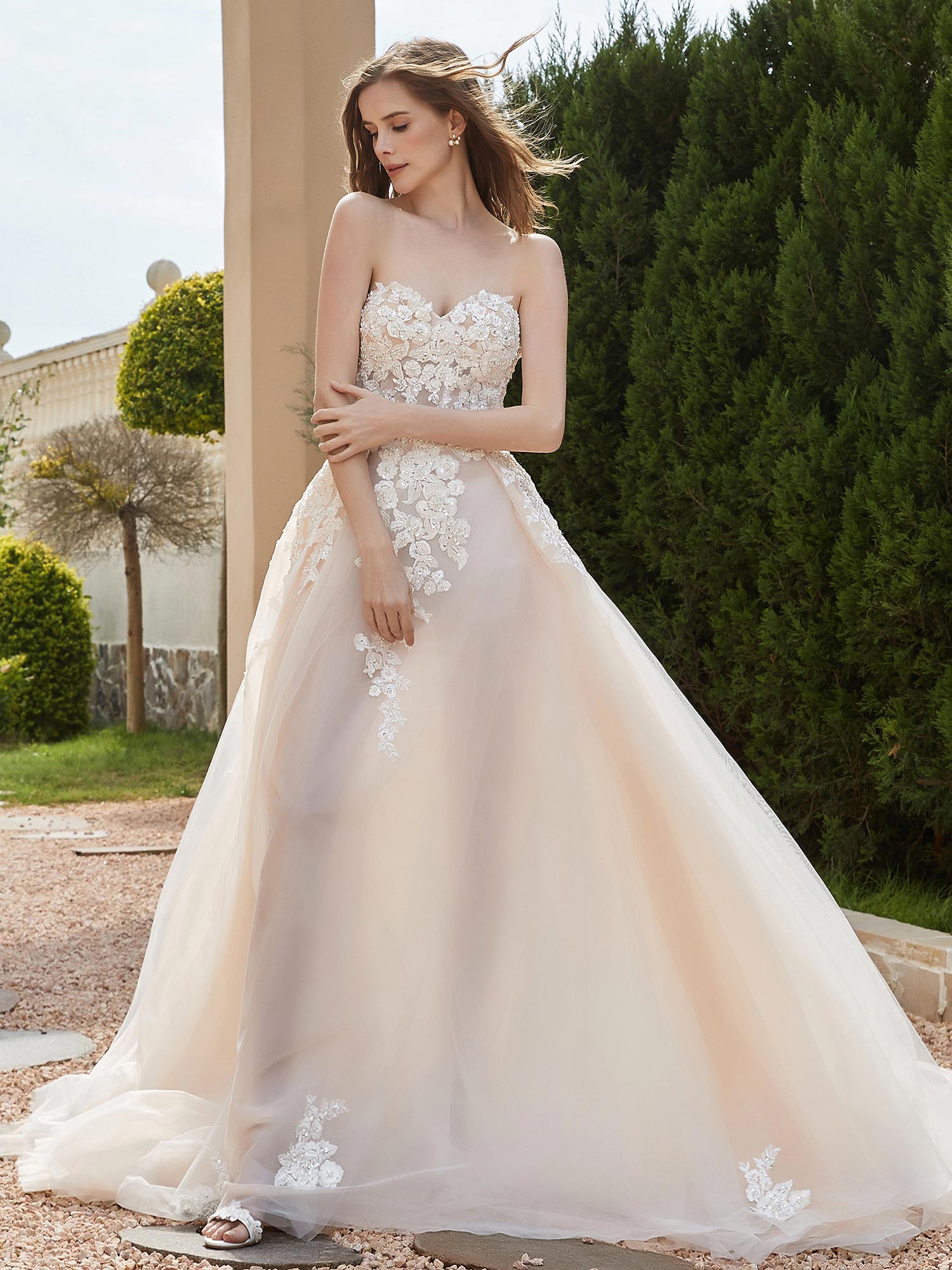 Sweetheart Appliques Beads Decor Chapel Train Bridal Dress Champagne Bridal Gowns Wedding Dresses