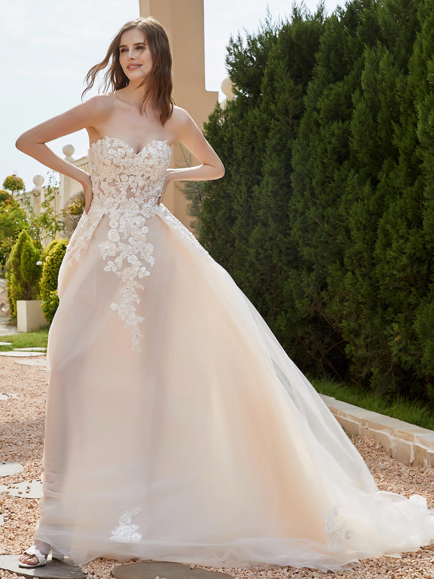Sweetheart Appliques Beads Decor Chapel Train Bridal Dress Champagne Bridal Gowns Wedding Dresses