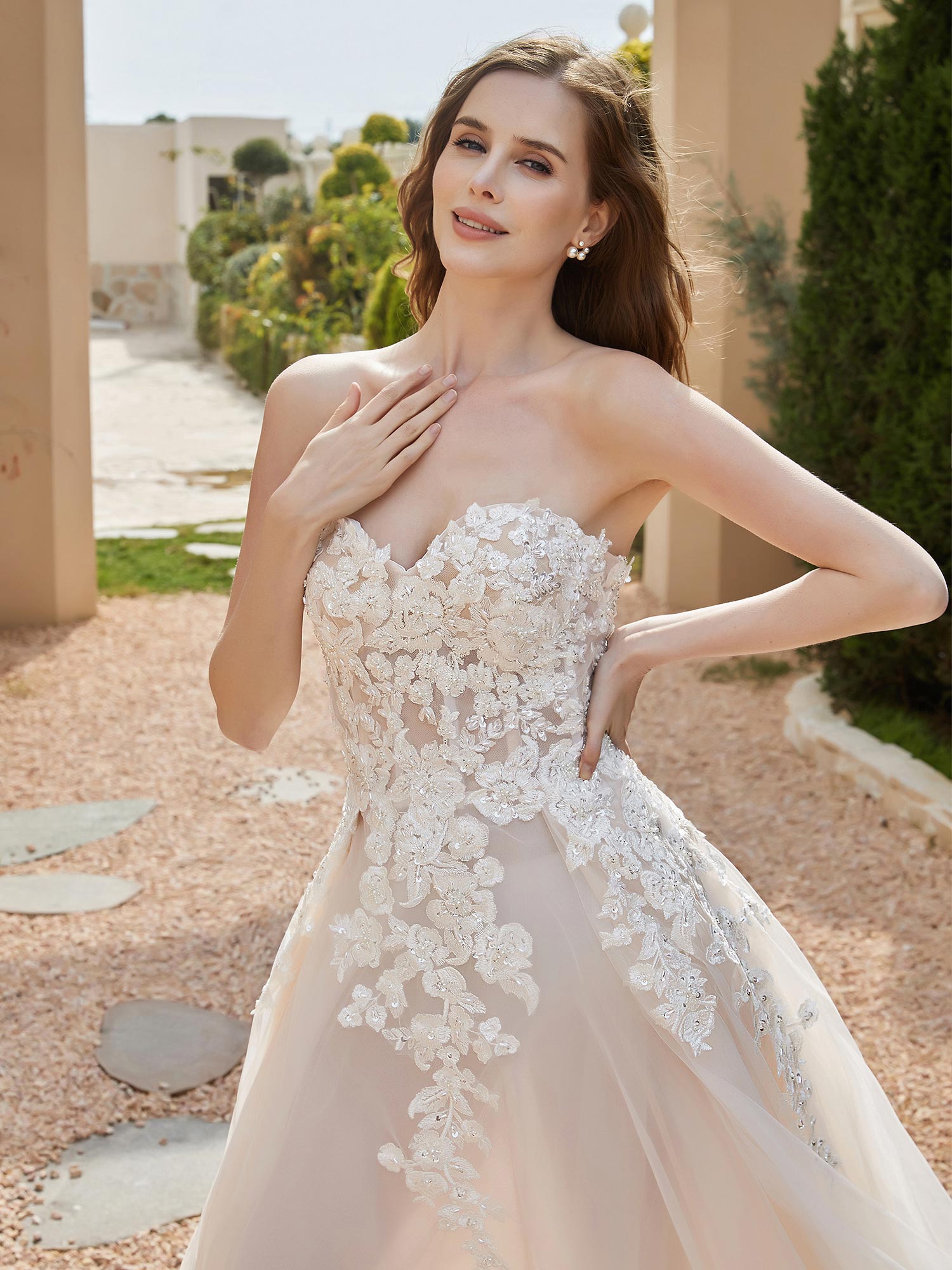Sweetheart Appliques Beads Decor Chapel Train Bridal Dress Champagne Bridal Gowns Wedding Dresses