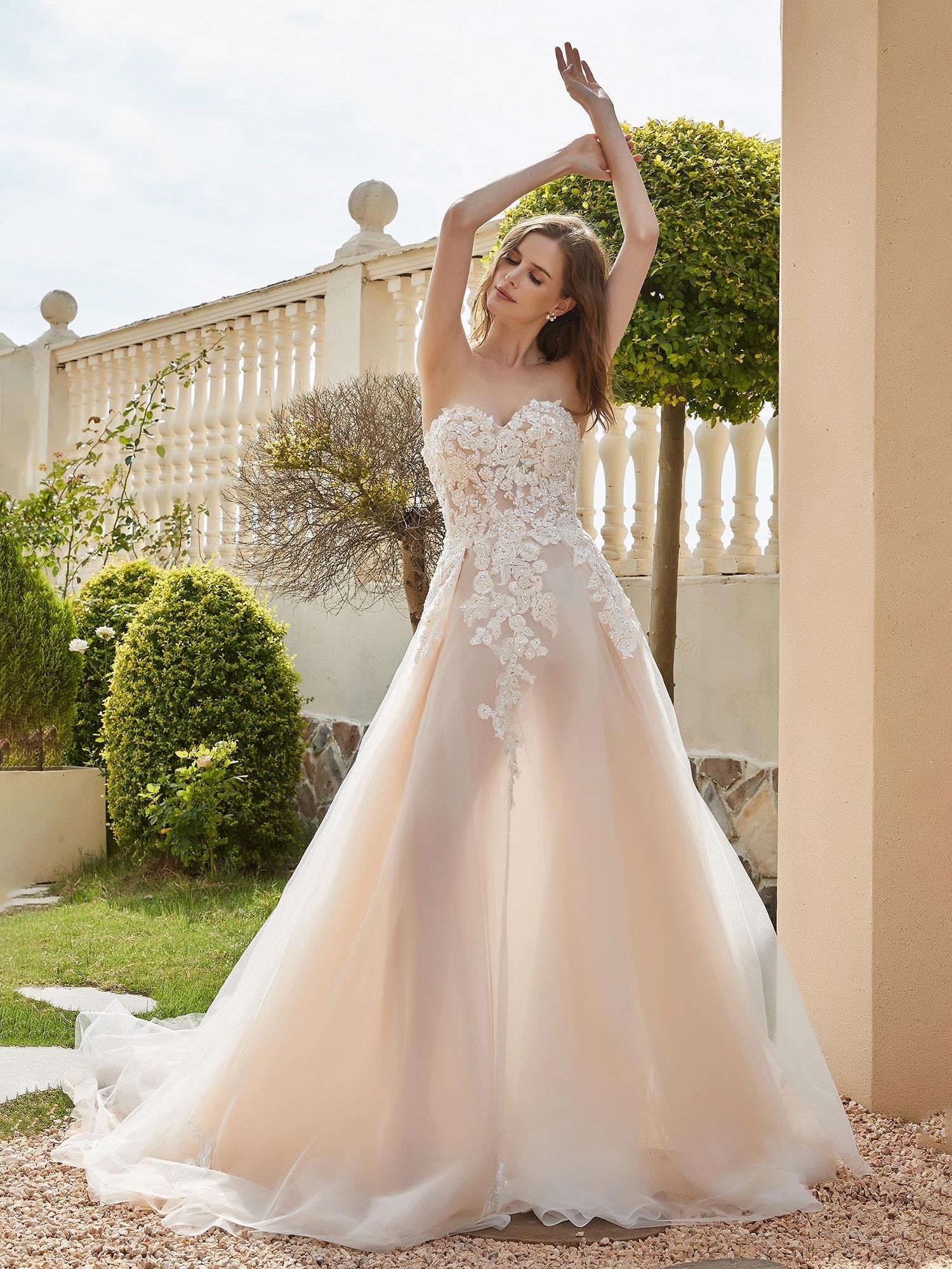 Sweetheart Appliques Beads Decor Chapel Train Bridal Dress Champagne Bridal Gowns Wedding Dresses
