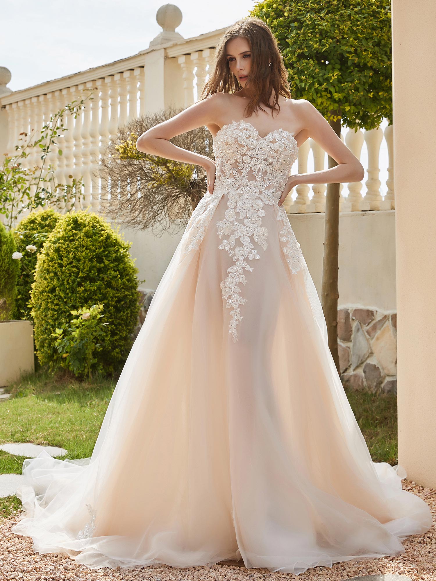 Sweetheart Appliques Beads Decor Chapel Train Bridal Dress Champagne Bridal Gowns Wedding Dresses