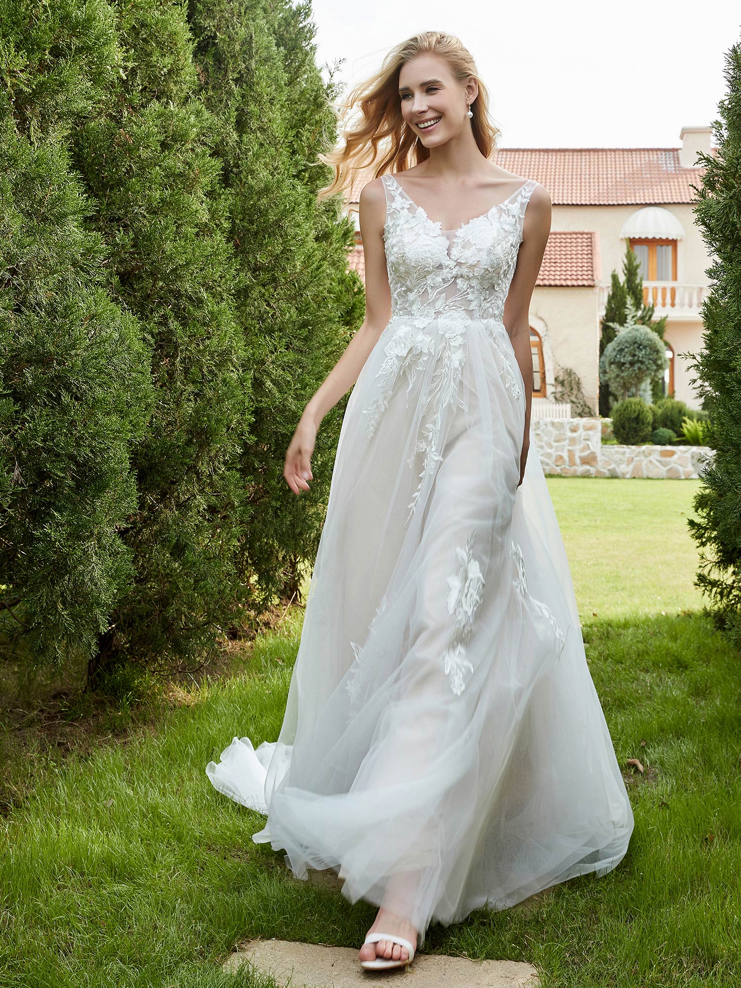 V-neck Applique Chapel Train Wedding Dress Ivory/Champagne Bridal Gowns Dresses