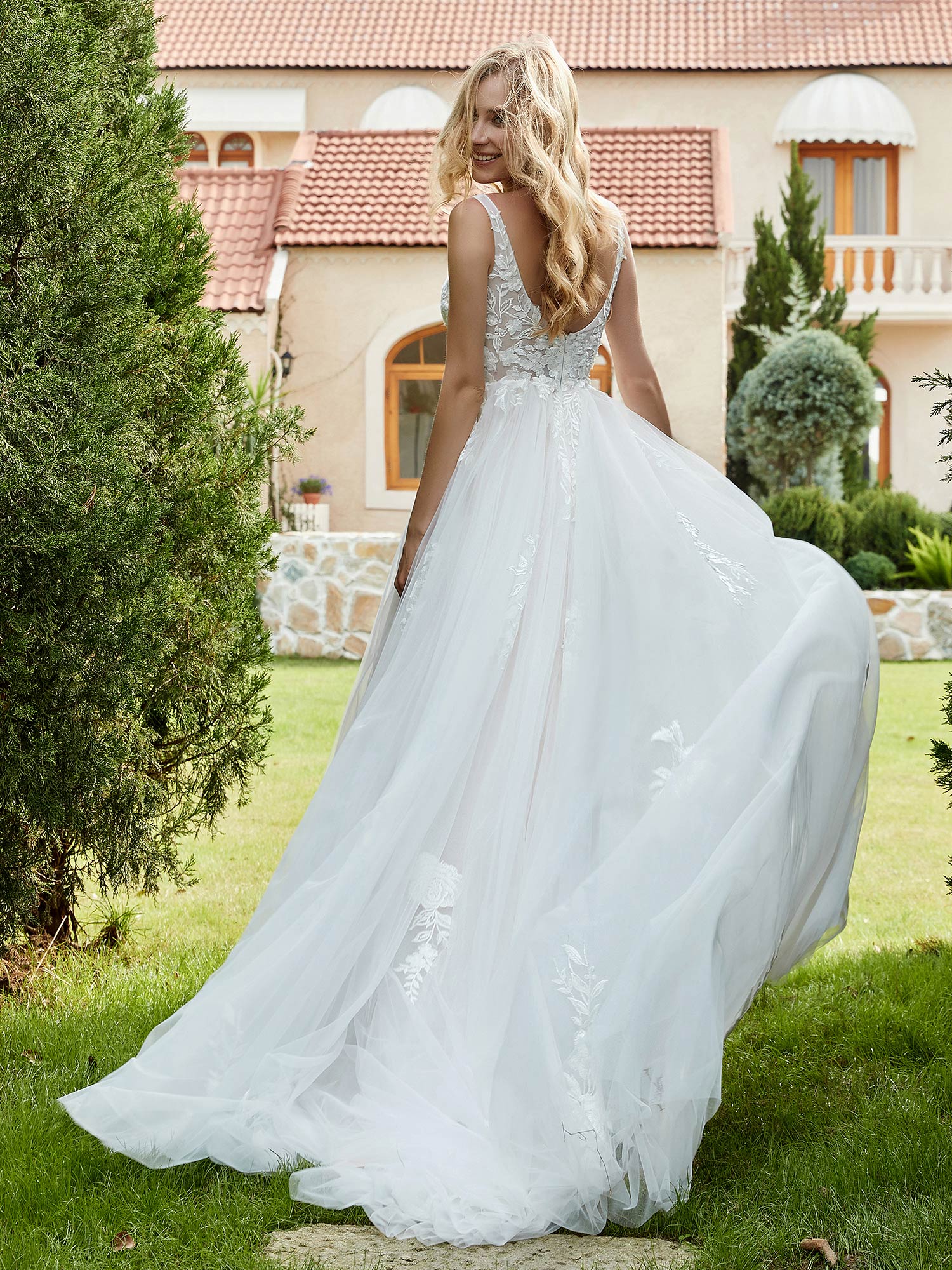 V-neck Applique Chapel Train Wedding Dress Ivory/Champagne Bridal Gowns Dresses