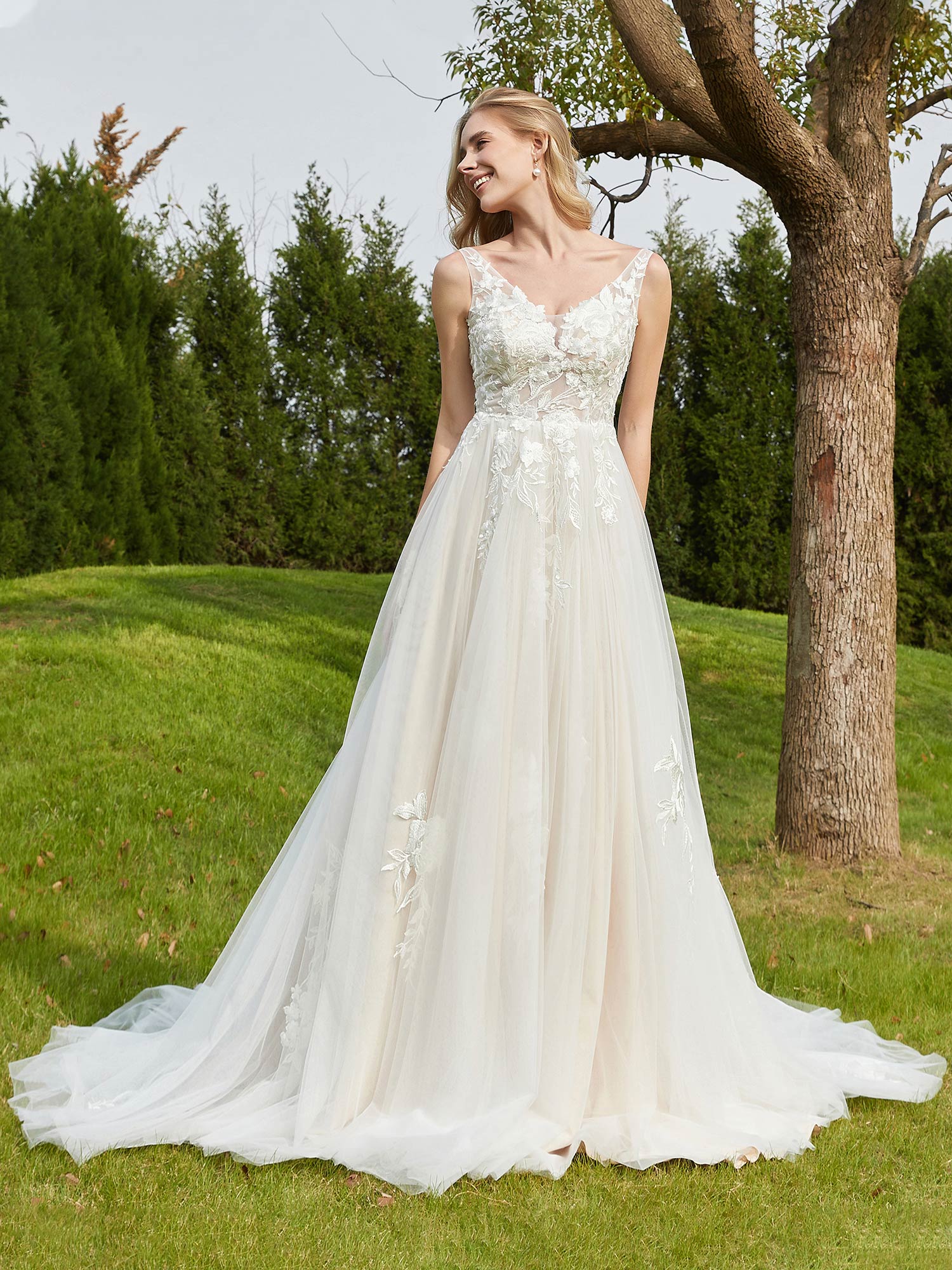V-neck Applique Chapel Train Wedding Dress Ivory/Champagne Bridal Gowns Dresses