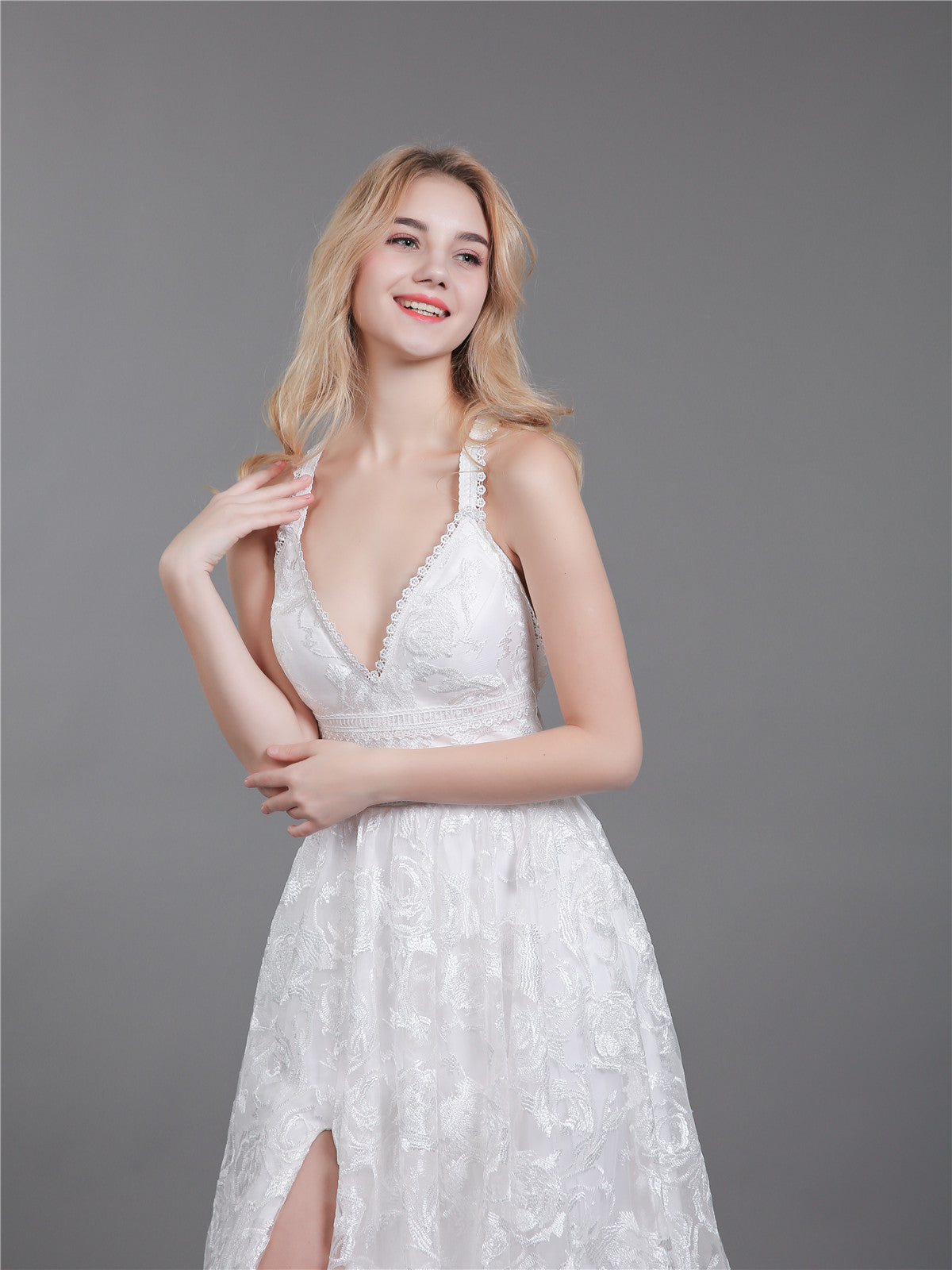 Brautkleid aus Spitze mit Schlitz und tiefem Rückenausschnitt – Elfenbeinfarben