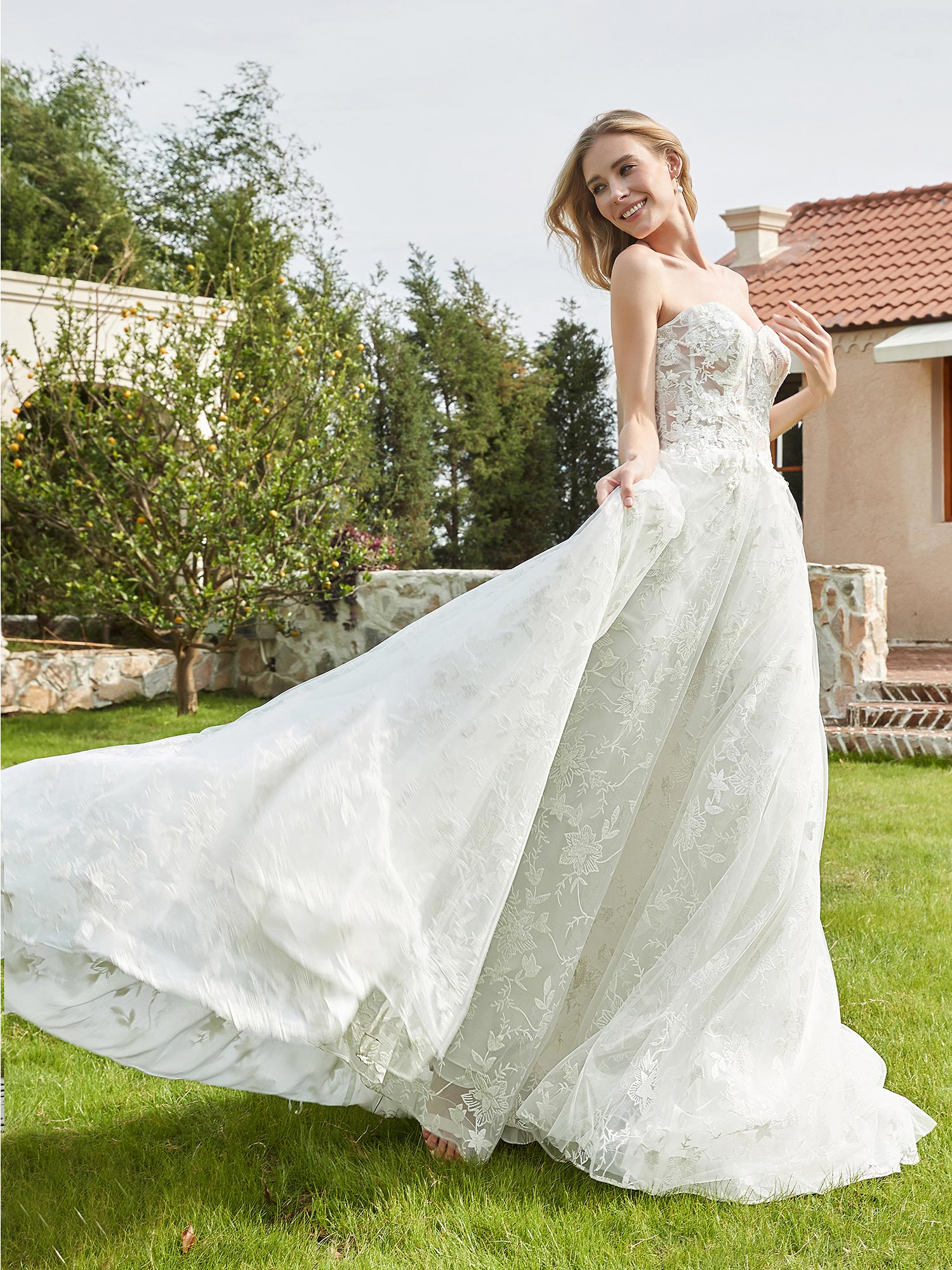Sweetheart Neckline Lace Appliqued A-Line Wedding Dress Ivory Bridal Gowns Dresses