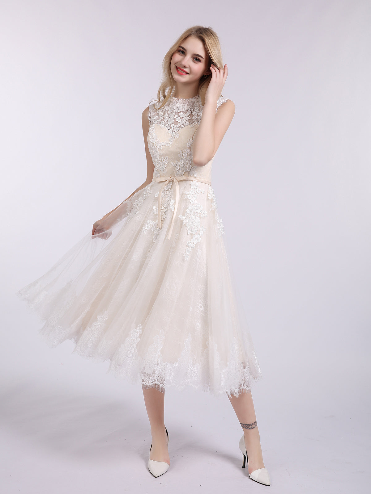 Kurzes Brautkleid mit Illusionsausschnitt und Spitze und Schleife – Champagnerfarbene Brautkleider