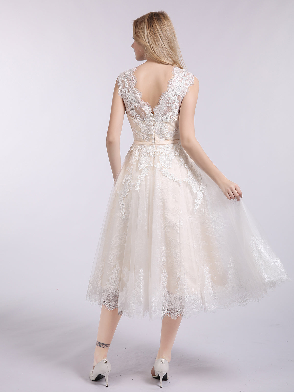 Kurzes Brautkleid mit Illusionsausschnitt und Spitze und Schleife – Champagnerfarbene Brautkleider