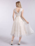 Kurzes Brautkleid mit Illusionsausschnitt und Spitze und Schleife – Champagnerfarbene Brautkleider