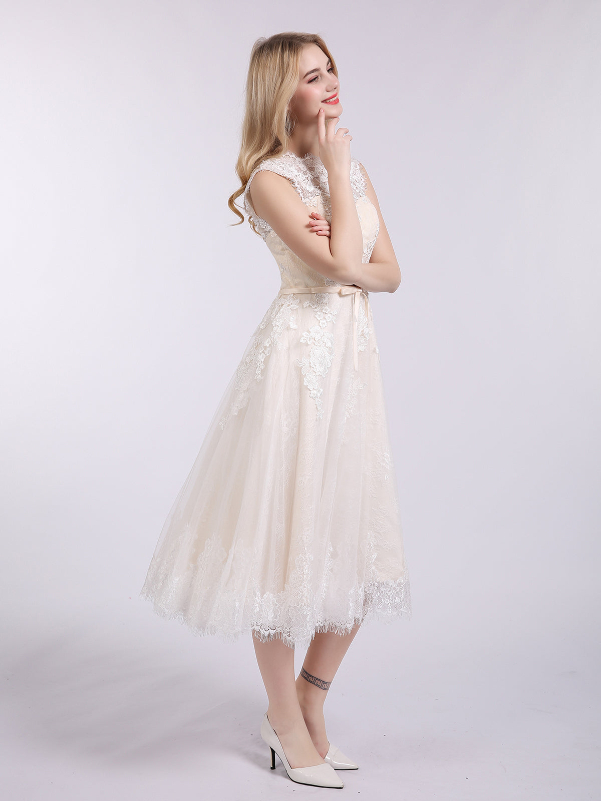 Kurzes Brautkleid mit Illusionsausschnitt und Spitze und Schleife – Champagnerfarbene Brautkleider
