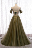 Staubiges grünes schulterfreies, plissiertes Maxi-Abendkleid mit Perlenschärpe 