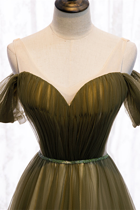Staubiges grünes schulterfreies, plissiertes Maxi-Abendkleid mit Perlenschärpe 