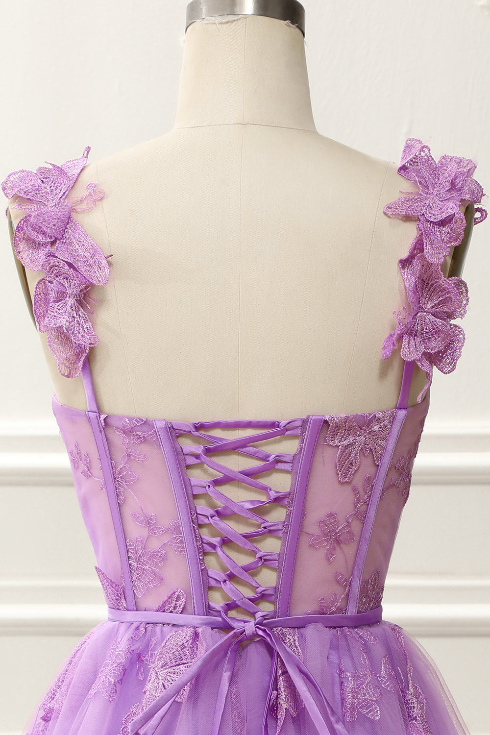 Lila A-Linien-Korsett-Homecoming-Kleid mit Schmetterlingen