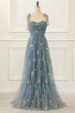 Vestido de fiesta de tul azul grisáceo con corte en A y bordados.