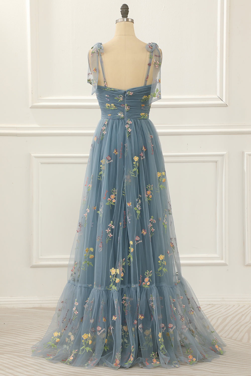 Vestido de fiesta de tul azul grisáceo con corte en A y bordados.