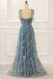 Vestido de fiesta de tul azul grisáceo con corte en A y bordados.