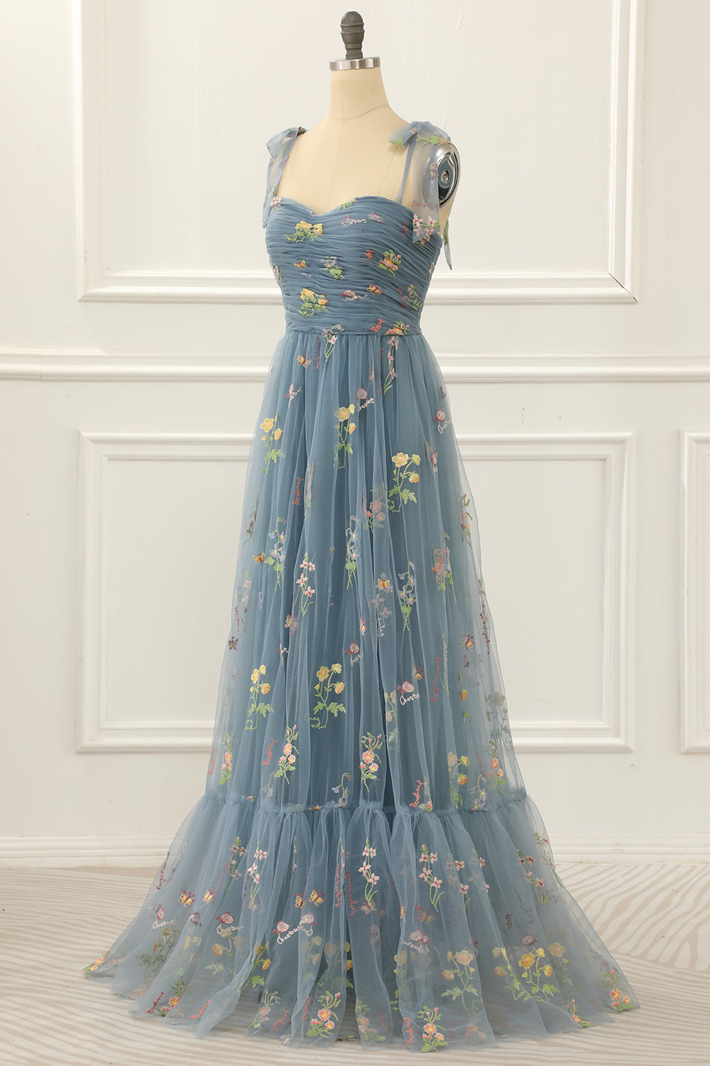 Vestido de fiesta de tul azul grisáceo con corte en A y bordados.