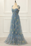 Vestido de fiesta de tul azul grisáceo con corte en A y bordados.