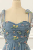 Vestido de fiesta de tul azul grisáceo con corte en A y bordados.