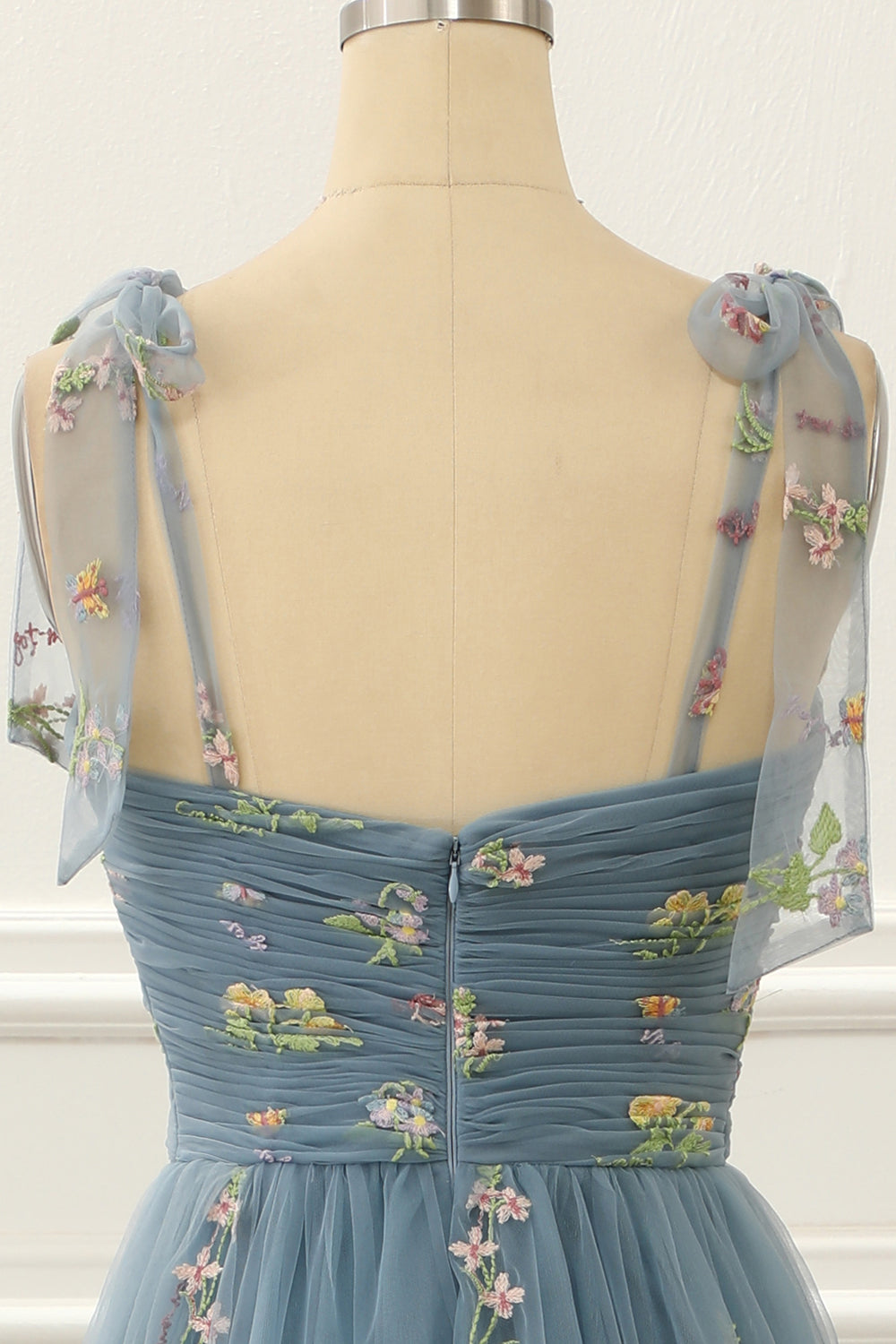 Vestido de fiesta de tul azul grisáceo con corte en A y bordados.