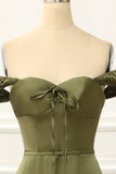 Grünes schulterfreies Satin-Abschlussballkleid, einfaches Abendkleid