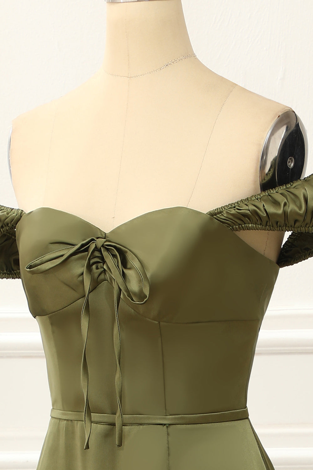 Grünes schulterfreies Satin-Abschlussballkleid, einfaches Abendkleid