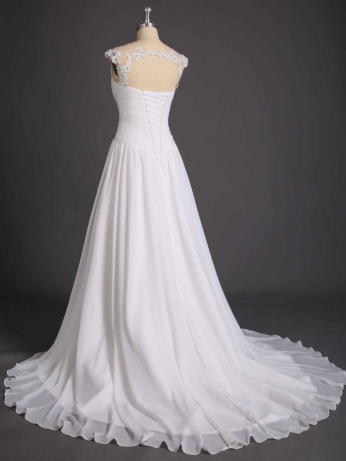 Chiffonkleid mit Spitzenapplikationen für die Braut – Elfenbeinfarbene Brautkleider